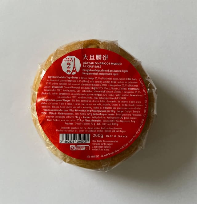 Mung bean dough cake with egg